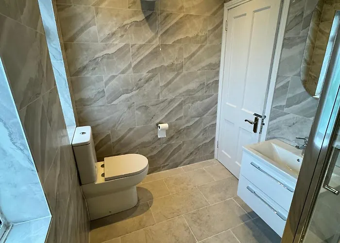 Guest house Nice Triple At 2 Iveragh Rd-6