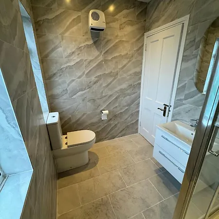 Pensionat Nice Triple At 2 Iveragh Rd-6